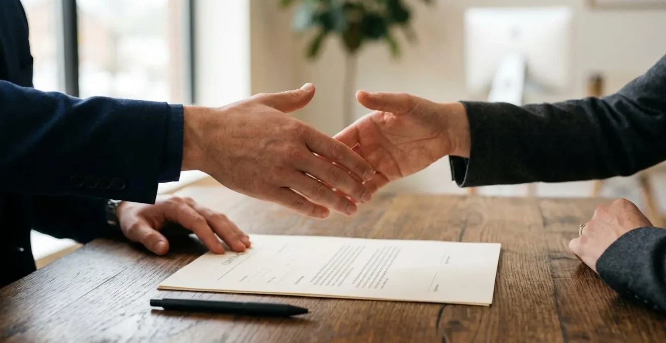 Signature d'un document contractuel symbolisant la formalisation des relations entre investisseurs